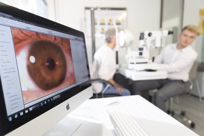 Untersuchung der Augen bei Empen Optik