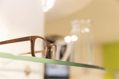 Brille liegt auf Tisch des Optikers